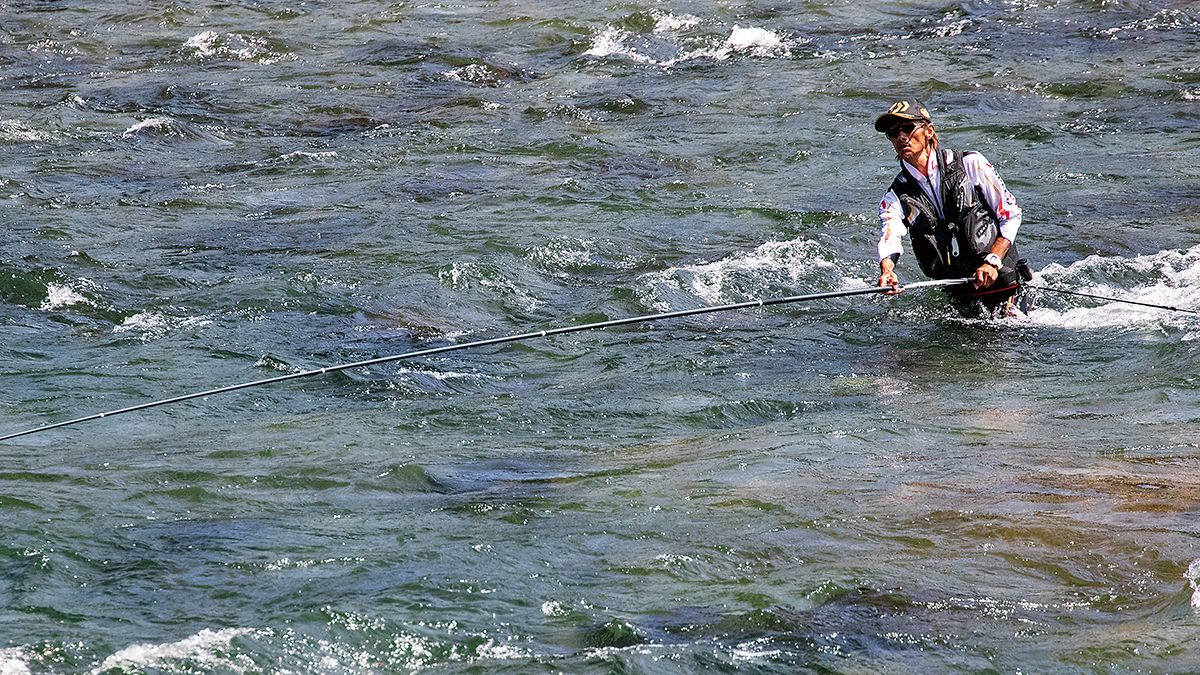 鮎釣り】梅雨明けに試したい鮎釣りの技「強制ボルダリング引き